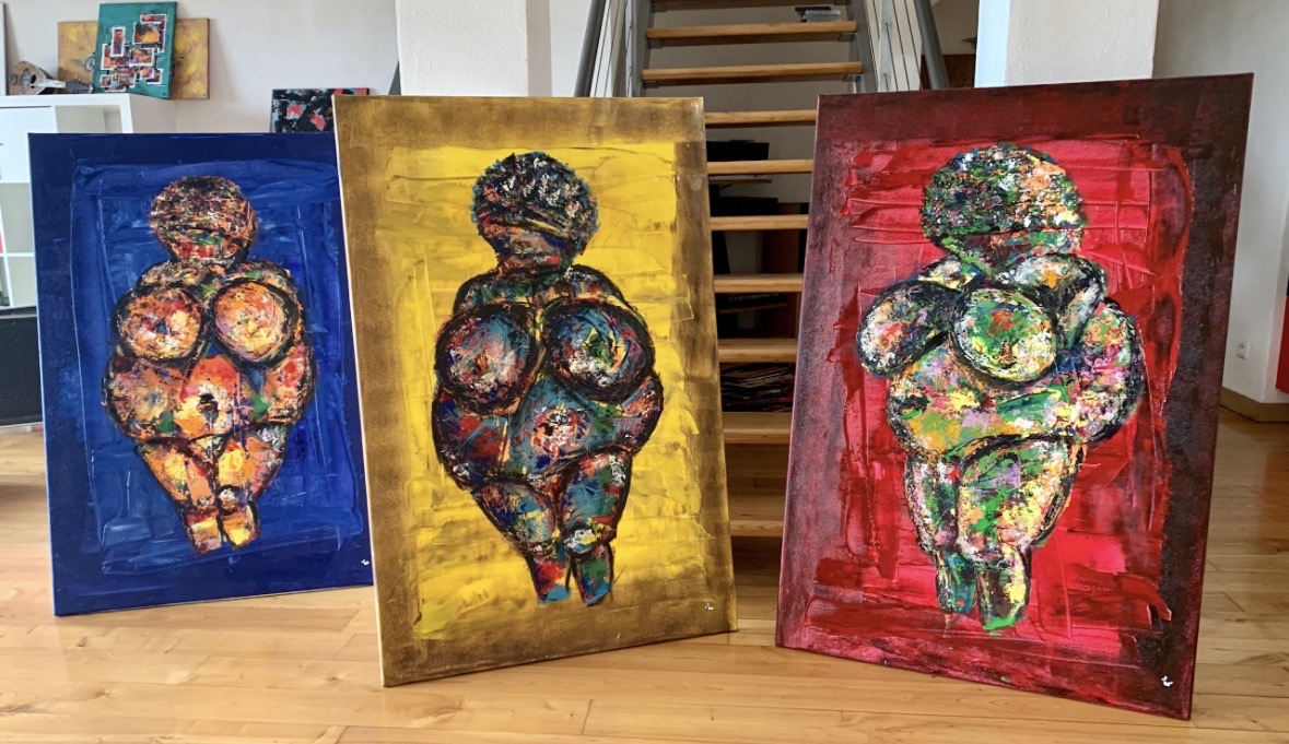 Trois variations peintes par Philippe du Cheyron, inspirées de la Vénus de Willendorf